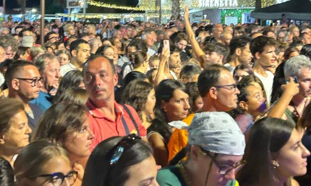Ferragosto a Tortoreto, folla sul lungomare per Gaia