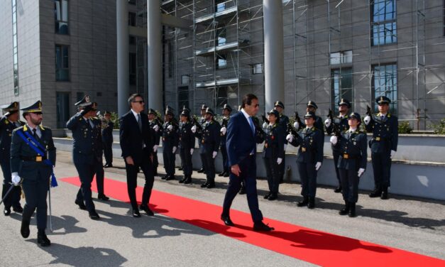 Abruzzo, visita del vice ministro Leo ai reparti della Finanza