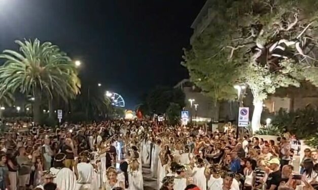 Giulianova, folla sul lungomare per la notte del Carnevale