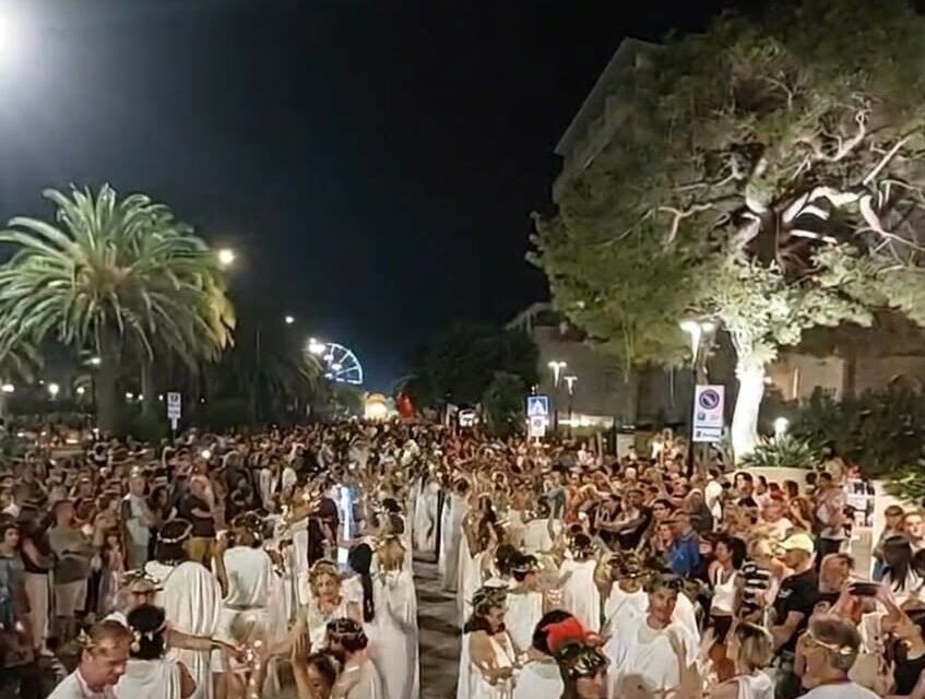 Giulianova, folla sul lungomare per la notte del Carnevale