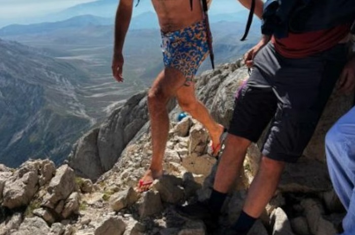 Gran Sasso, polemiche per un’escursione in infradito