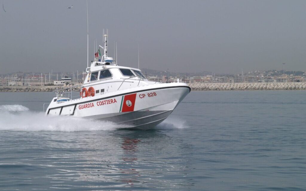 Barca a vela in difficoltà al largo, intervento della Guardia costiera