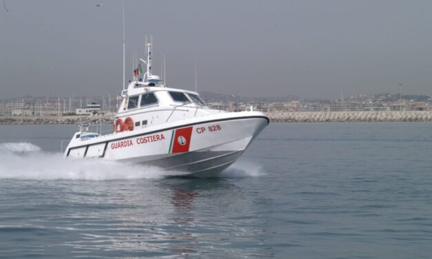 Barca a vela in difficoltà al largo, intervento della Guardia costiera