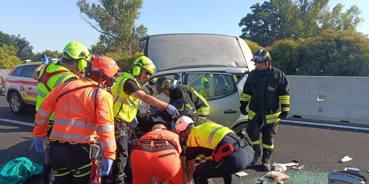 A14, veicolo cappottato tra Roseto e Pineto: due feriti