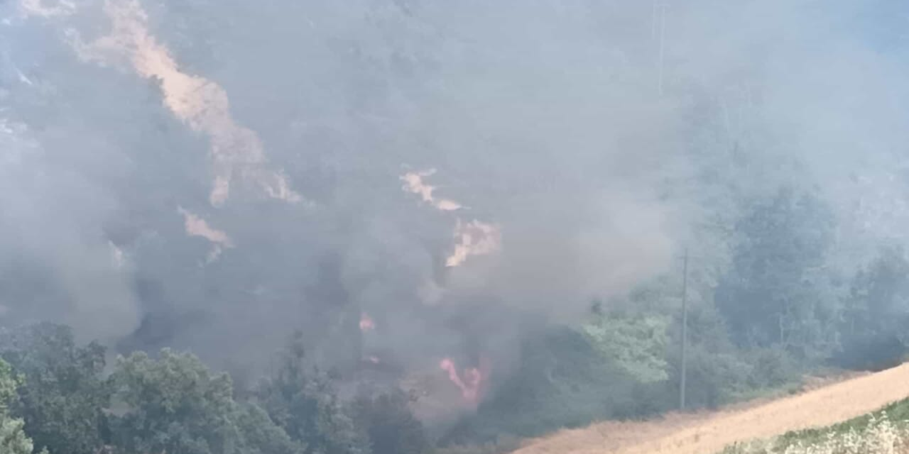Incendi in Abruzzo, ancora un fronte attivo e massima allerta