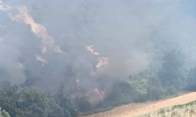 Incendi in Abruzzo, ancora un fronte attivo e massima allerta