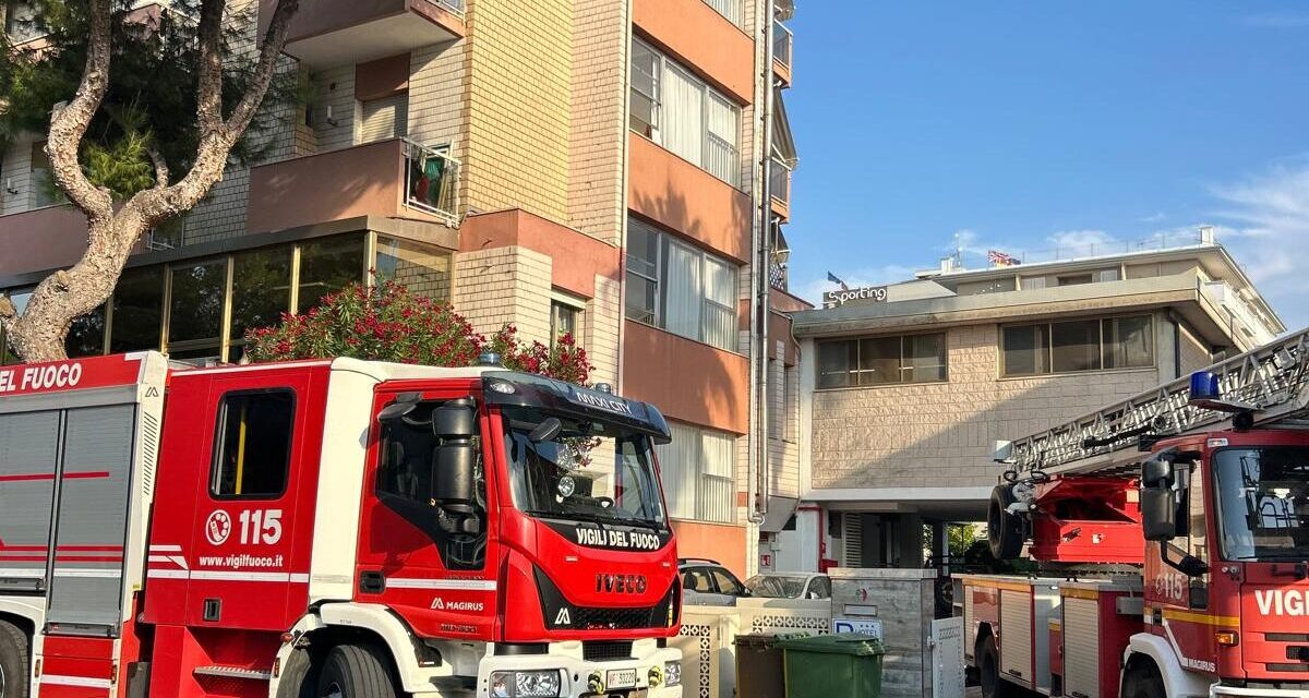Fiamme in un hotel di Alba Adriatica, intervento dei vigili