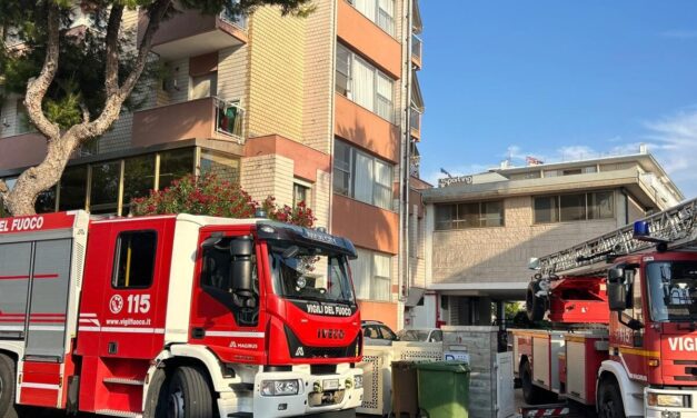 Fiamme in un hotel di Alba Adriatica, intervento dei vigili