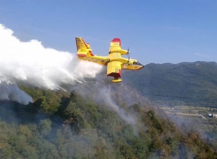 Montefino, rogo tra boscaglia e uliveti: in azione i Canadair