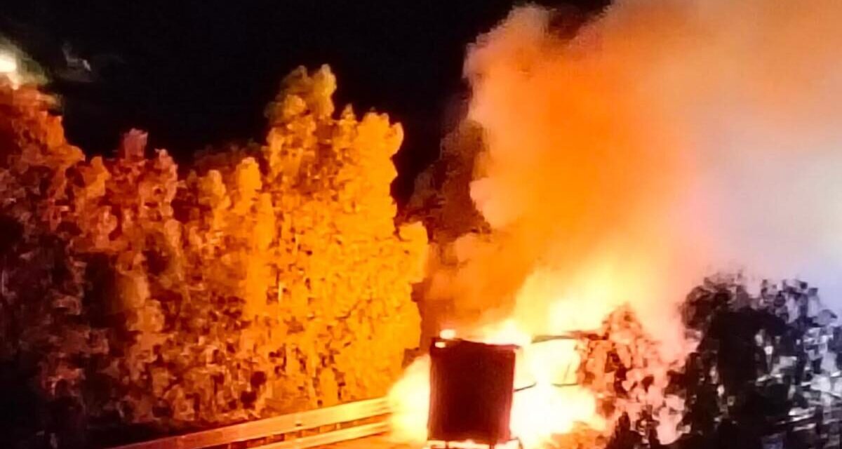 Tir in fiamme sull’A14 a Tortoreto, notte di paura al Salinello