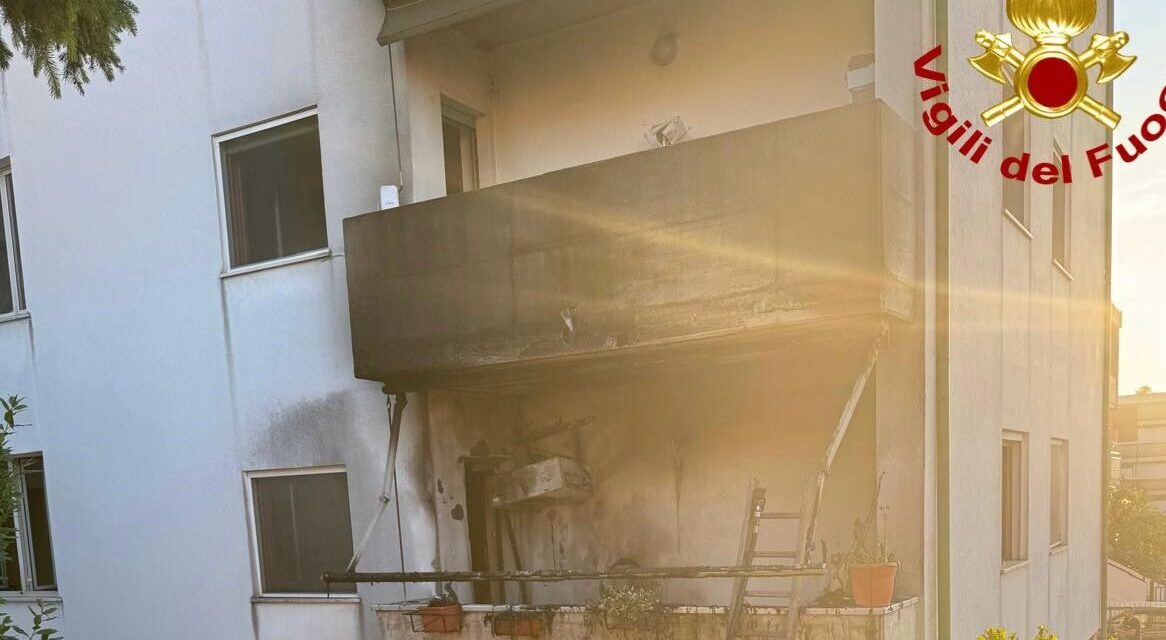 Roseto, fiamme su un balcone: soccorsa una donna di 75 anni