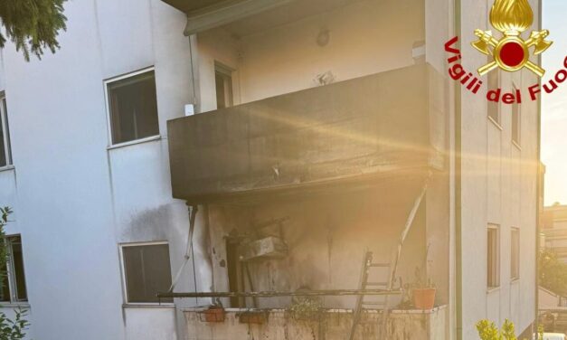 Roseto, fiamme su un balcone: soccorsa una donna di 75 anni