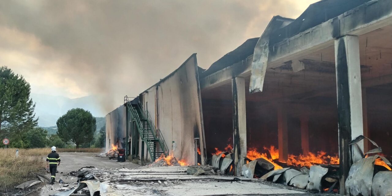 Colledara, ancora aperto il fronte del rogo nel deposito