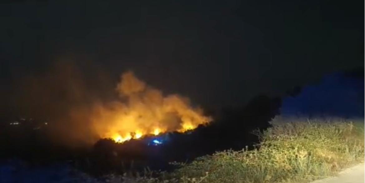 Fiamme nella notte a Miano, intervento dei soccorsi a Sparazzano