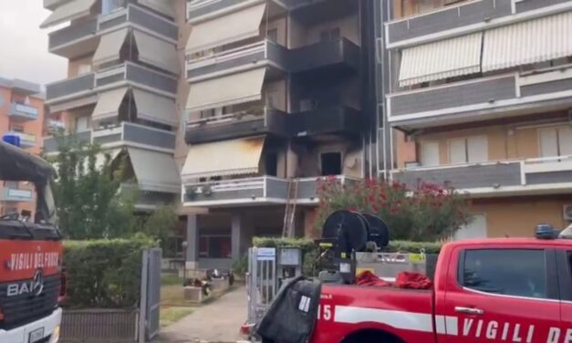 Fiamme in un alloggio a Silvi, stabile sgomberato nel pomeriggio