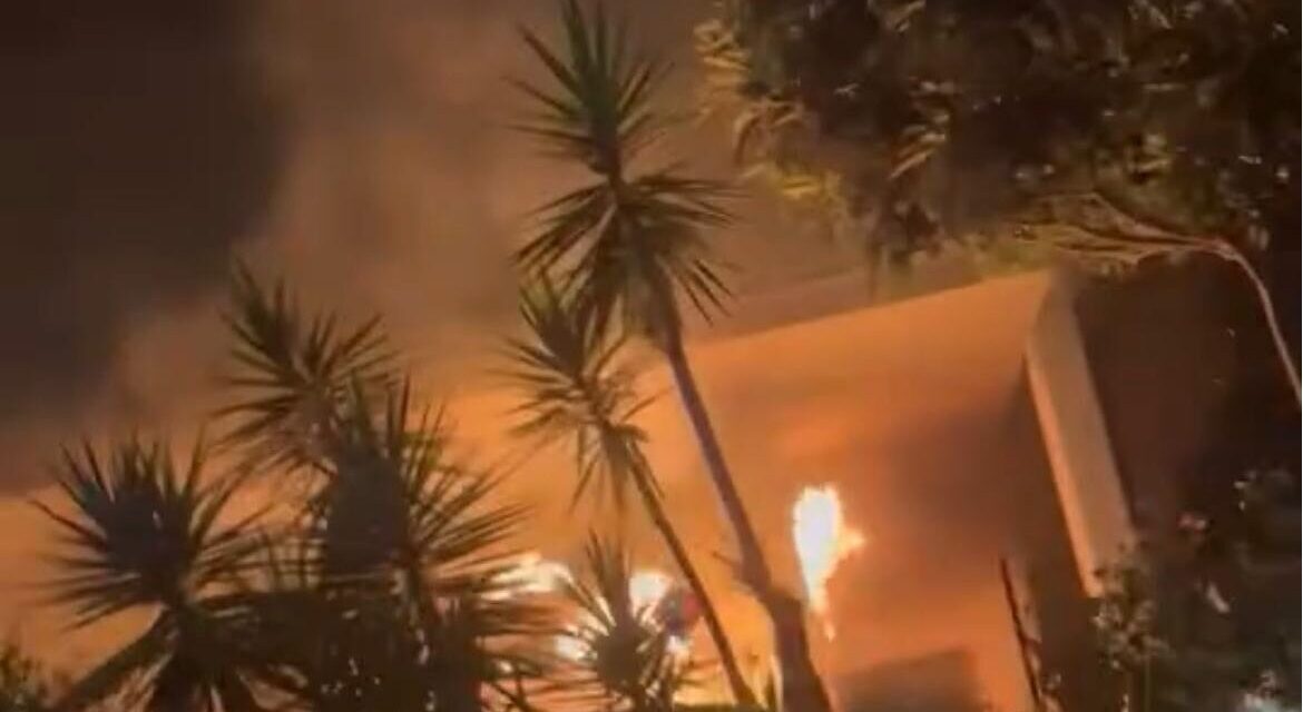 Alba Adriatica, rogo notturno in un edificio lungo la Statale 16