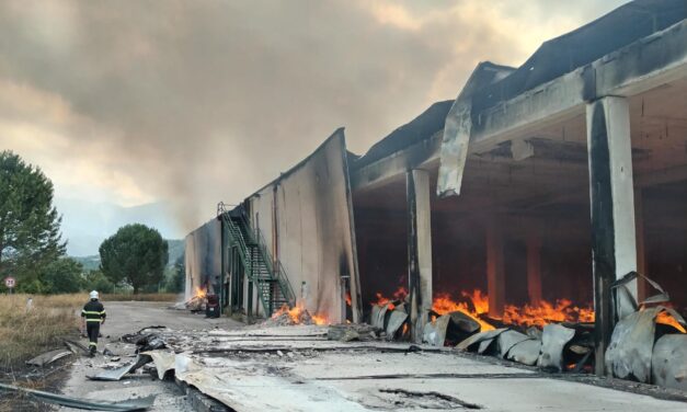 Incendio nell’area industriale di Colledara, intervento ancora in corso