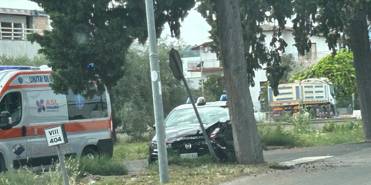 Tortoreto, pattuglia dei carabinieri esce di strada sulla Statale 16