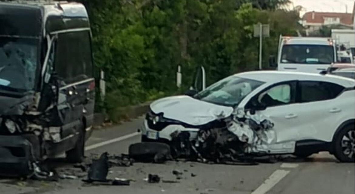 Scontro frontale sulla Statale 259, traffico in tilt tra Sant’Omero e Sant’Egidio