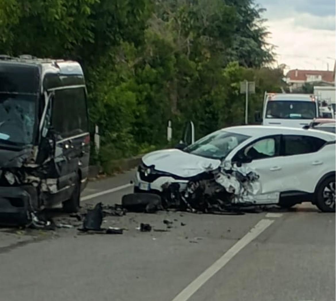 Scontro frontale sulla Statale 259, traffico in tilt tra Sant'Omero e ...