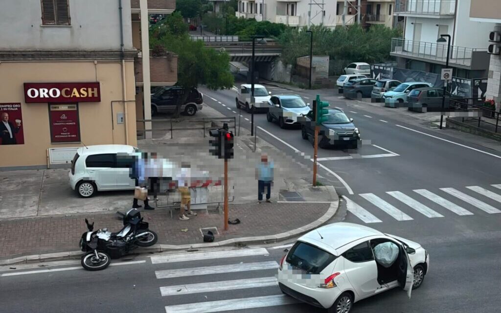 Auto e moto si scontrano sulla Statale 16 a Giulianova