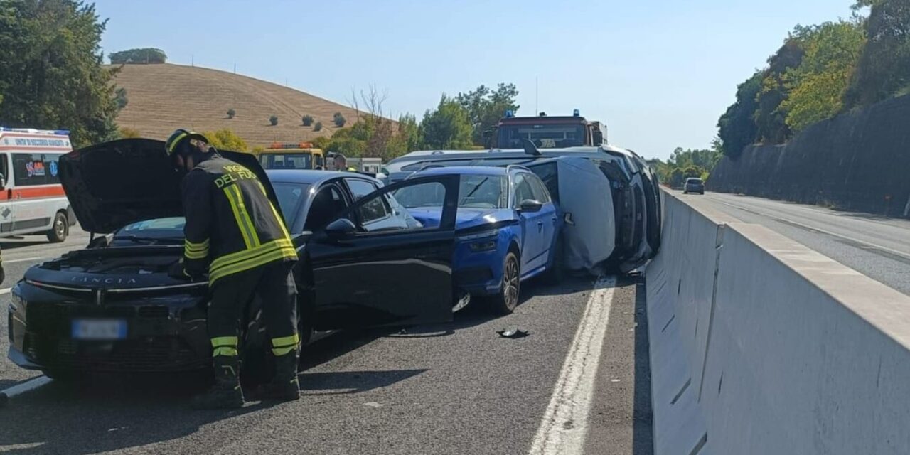 Scontro tra quattro auto sull’A14 a Pineto, due in ospedale
