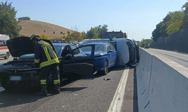 Scontro tra quattro auto sull’A14 a Pineto, due in ospedale