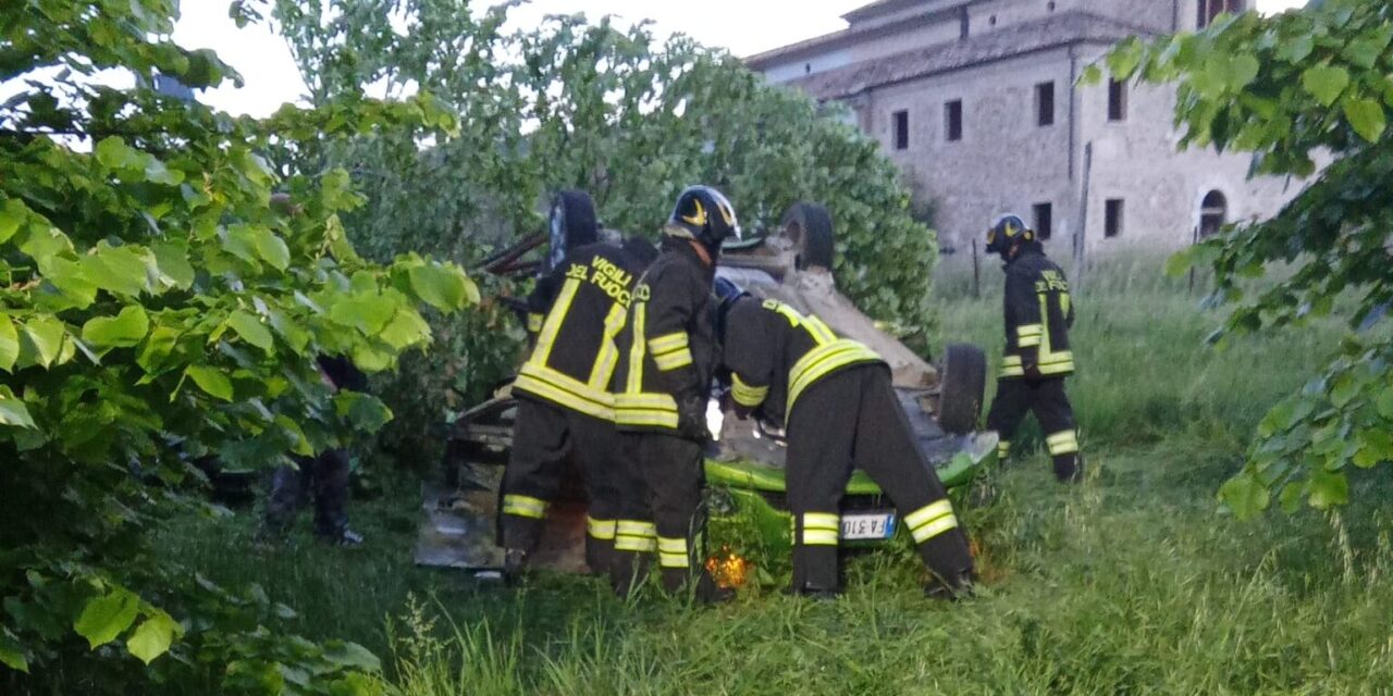 Colonnella, auto cappottata all’alba: feriti quattro giovani