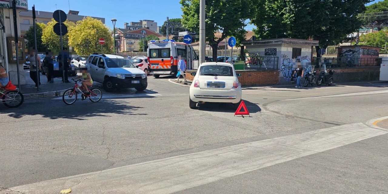 Auto e moto si urtano a Giulianova, ferito lieve