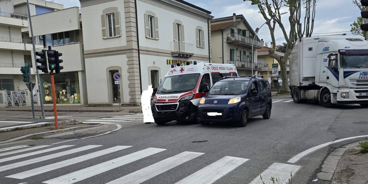 Scontro sulla Statale 16 a Giulianova, coinvolta un’ambulanza