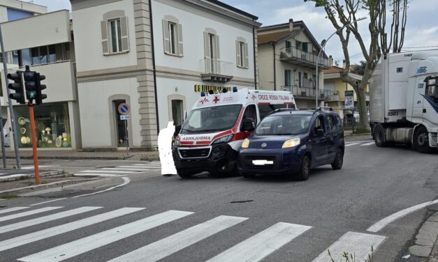 Scontro sulla Statale 16 a Giulianova, coinvolta un’ambulanza