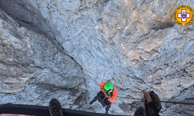Gran Sasso, due alpinisti recuperati in parete dall’elisoccorso