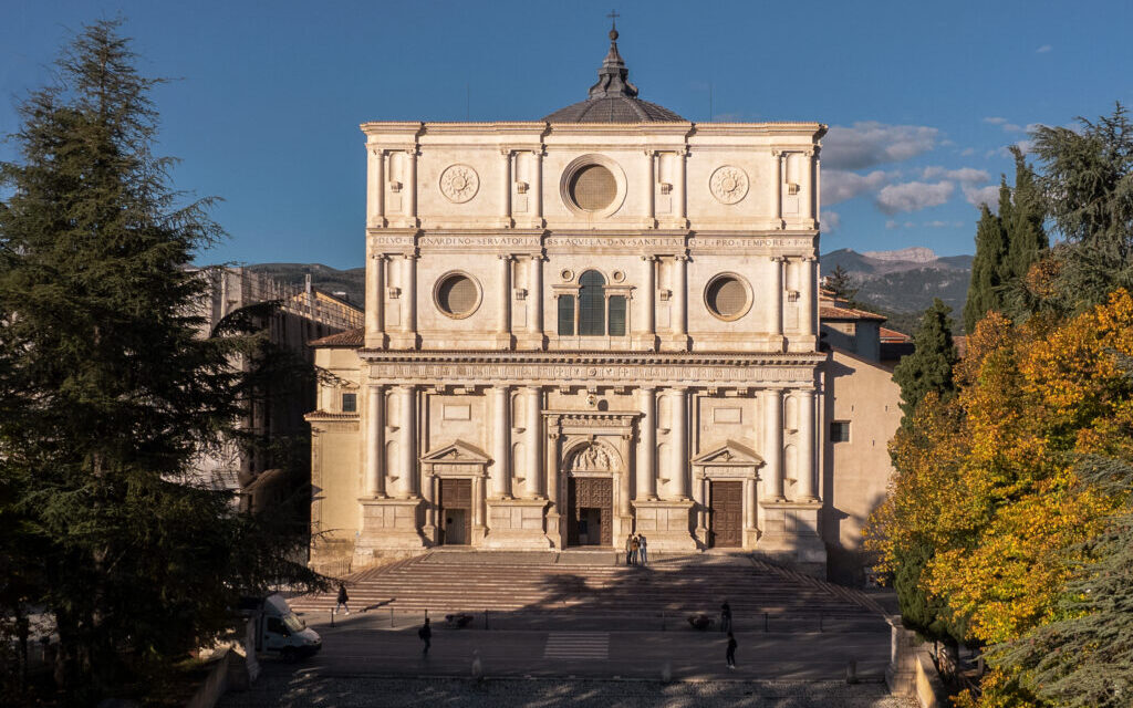 Distacco di intonaco nella basilica di San Bernardino all’Aquila