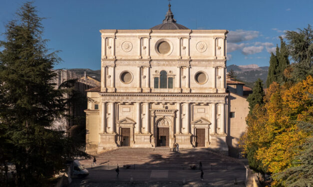 Distacco di intonaco nella basilica di San Bernardino all’Aquila