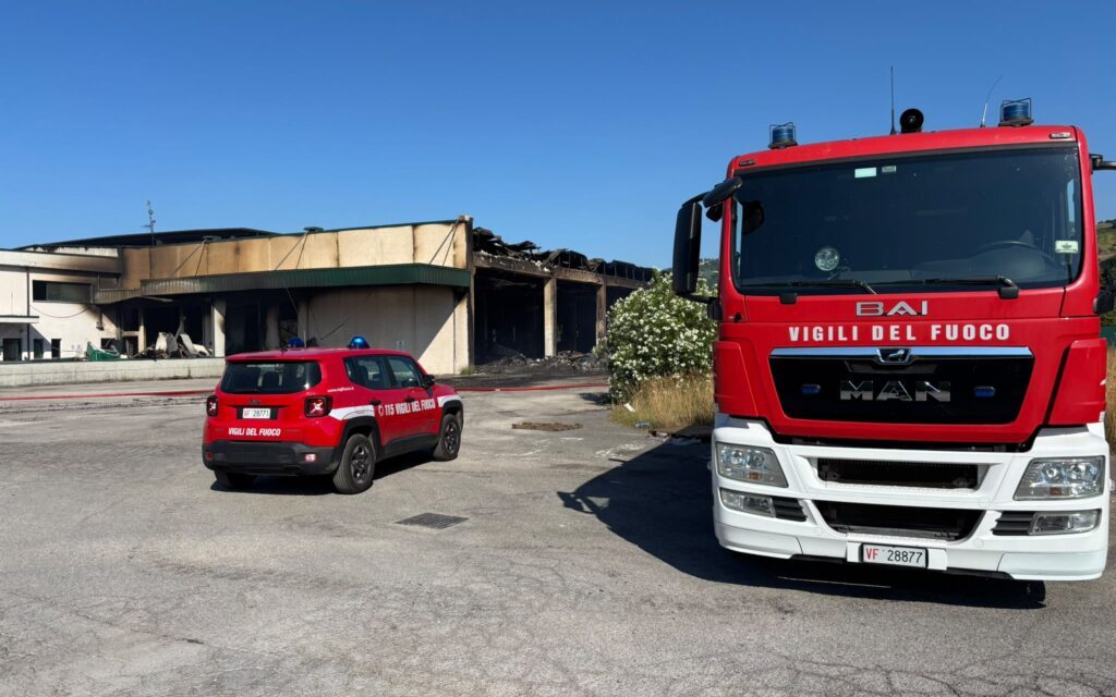 Colledara, concluse le operazioni dopo il rogo nel polo industriale