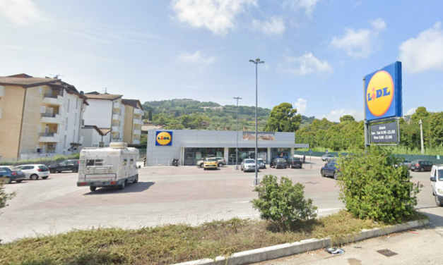Tortoreto, assalto notturno al Lidl: ingresso resiste