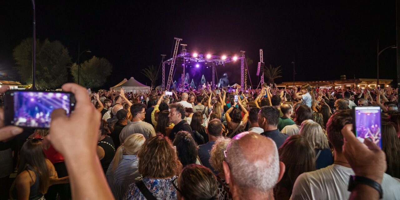 Ferragosto affollato a Martinsicuro tra concerto e fuochi sul mare