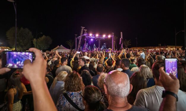 Ferragosto affollato a Martinsicuro tra concerto e fuochi sul mare