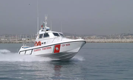Barca a vela in difficoltà al largo, soccorso nella notte