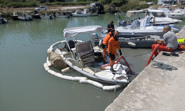 Barca in difficoltà nel porto di Roseto: arrivano i sommozzatori