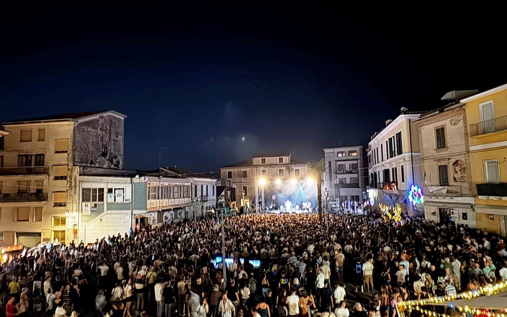 Mosciano, piazza gremita per la serata live con Nigiotti