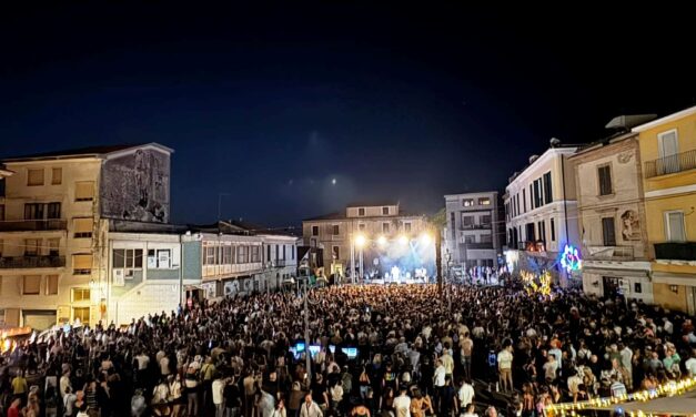 Mosciano, piazza gremita per la serata live con Nigiotti
