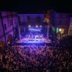 Campli, folla nel centro storico per la serata con i Nomadi