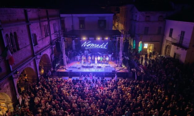 Campli, folla nel centro storico per la serata con i Nomadi