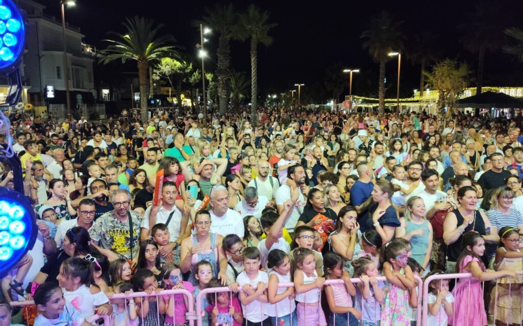 Tortoreto, famiglie sul lungomare per la Notte Rosa