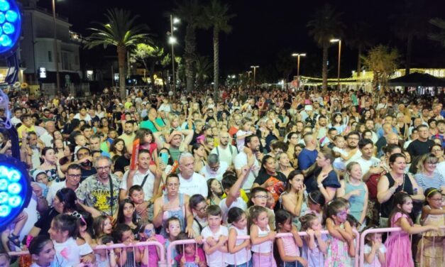Tortoreto, famiglie sul lungomare per la Notte Rosa