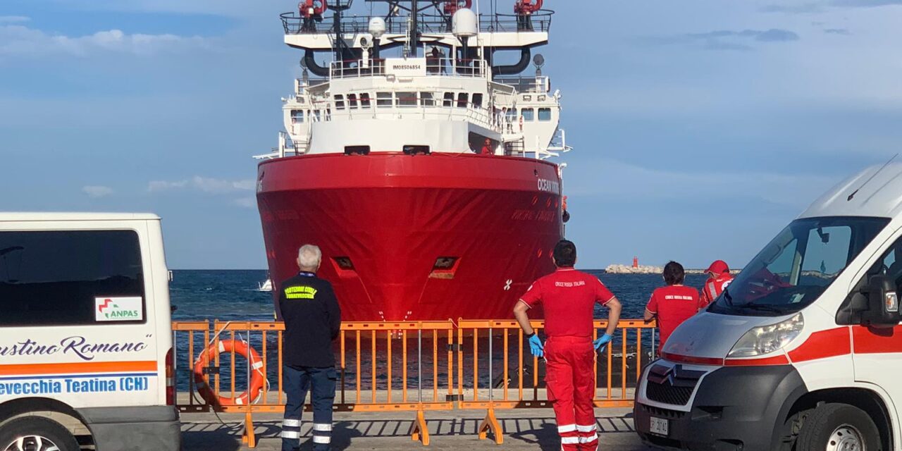 Sbarco a Ortona, 55 persone accolte dalla Ocean Viking