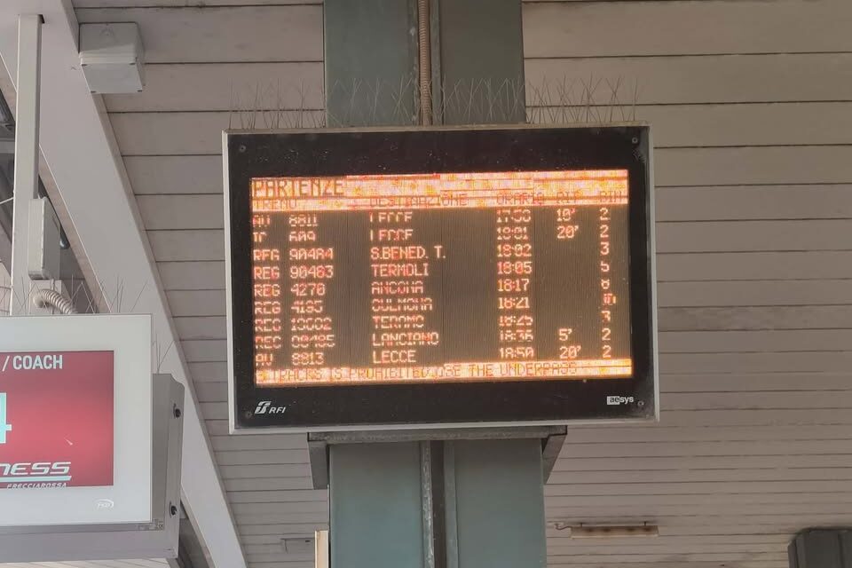 Ritardi e coincidenze perse sulla Pescara-Teramo, protestano i pendolari