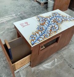 Teramo, una panchina in ceramica donata alla Biblioteca Delfico