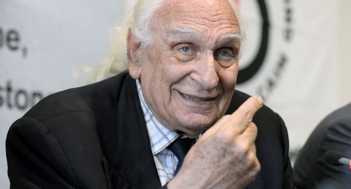 Giulianova omaggia Marco Pannella con una targa sul lungomare